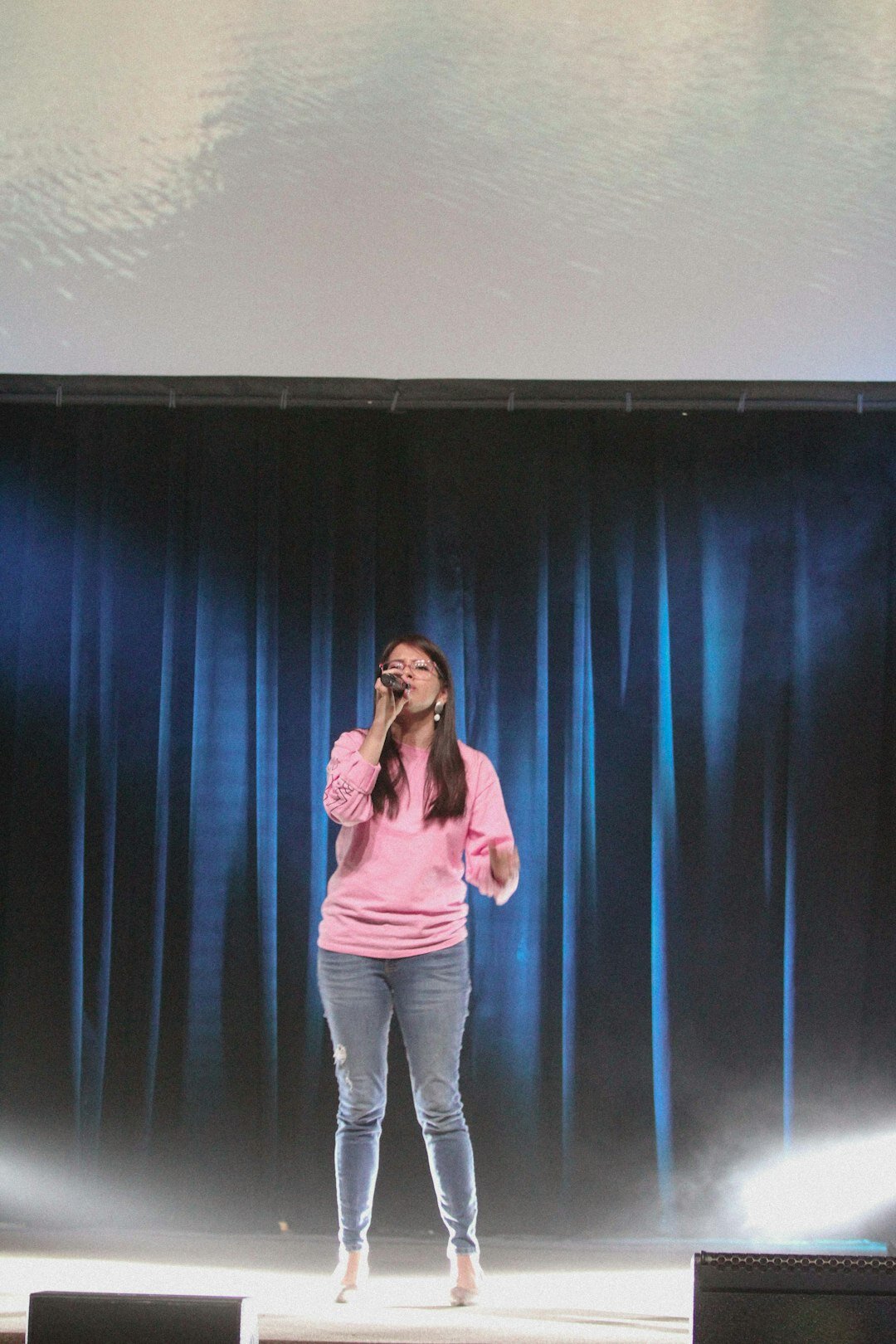 celebrity speaking to crowd